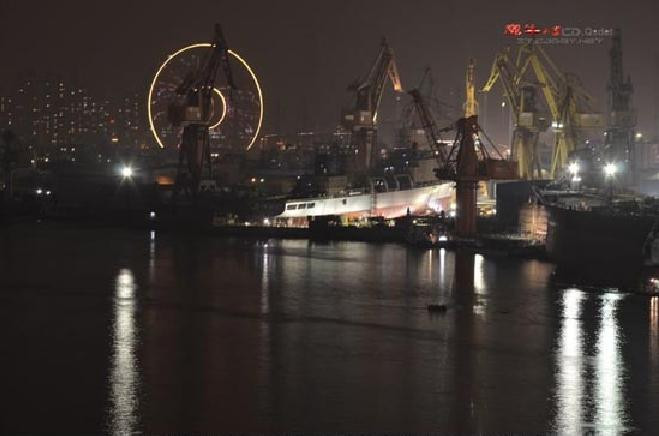 Tàu tiếp tế tổng hợp Type 904A sắp hạ thủy (nguồn Thời báo Hoàn Cầu TQ) Tàu tiếp tế tổng hợp Type 904A sắp hạ thủy (nguồn Thời báo Hoàn Cầu TQ)