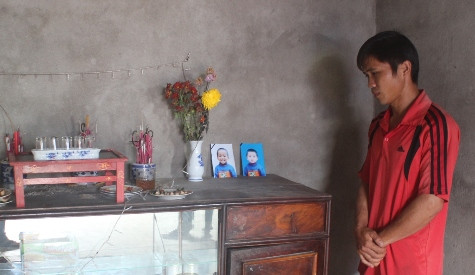 Anh Cẩm bần thần trước bàn thờ hai đứa con nhỏ Anh Cẩm bần thần trước bàn thờ hai đứa con nhỏ