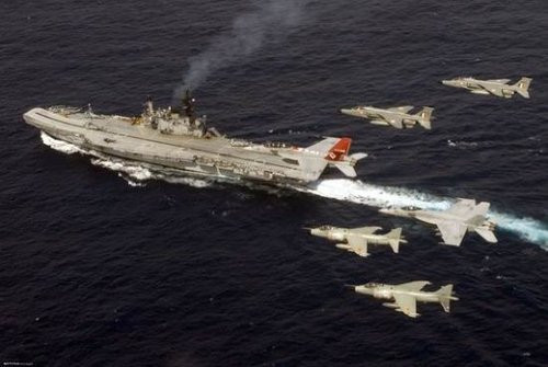 Máy bay chiến đấu của Hải quân hai nước Mỹ-Ấn bay trên tàu sân bay Ấn Độ trong cuộc tập trận chung.