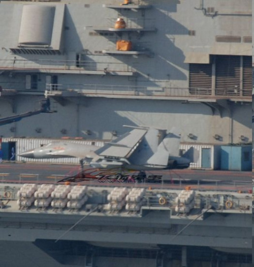 Máy bay J-15 trên tàu sân bay. Máy bay J-15 trên tàu sân bay.