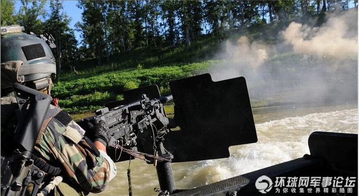 Lính đặc nhiệm thao tác súng máy hạng nặng.