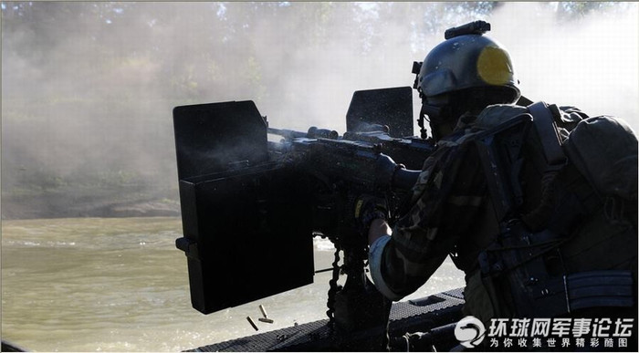 Lính đặc nhiệm thao tác súng máy hạng nặng.