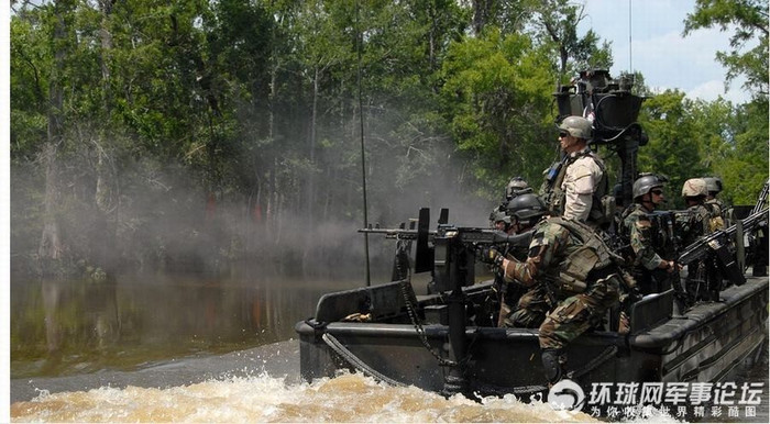 Lính đặc nhiệm thao tác súng máy hạng nặng.