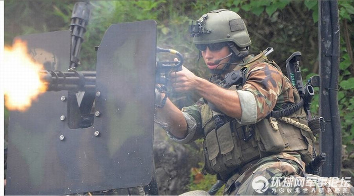 Lính đặc nhiệm thao tác súng máy hạng nặng.