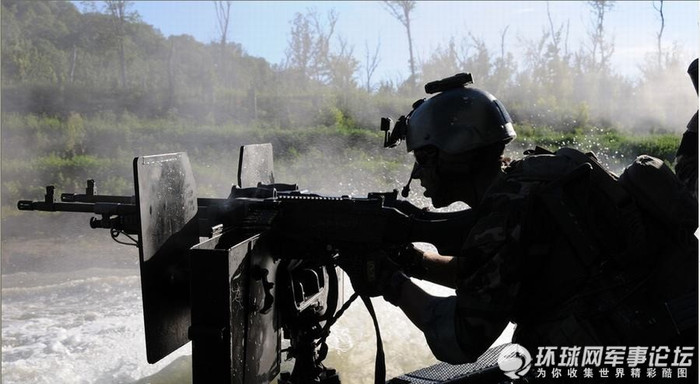 Lính đặc nhiệm thao tác súng máy hạng nặng.