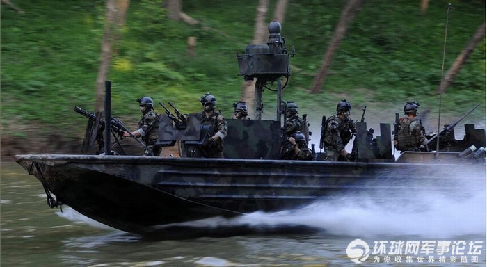 Tiến nhanh về phía trước.