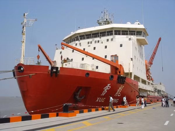 Tàu khảo sát khoa học Tuyết Long của Trung Quốc.