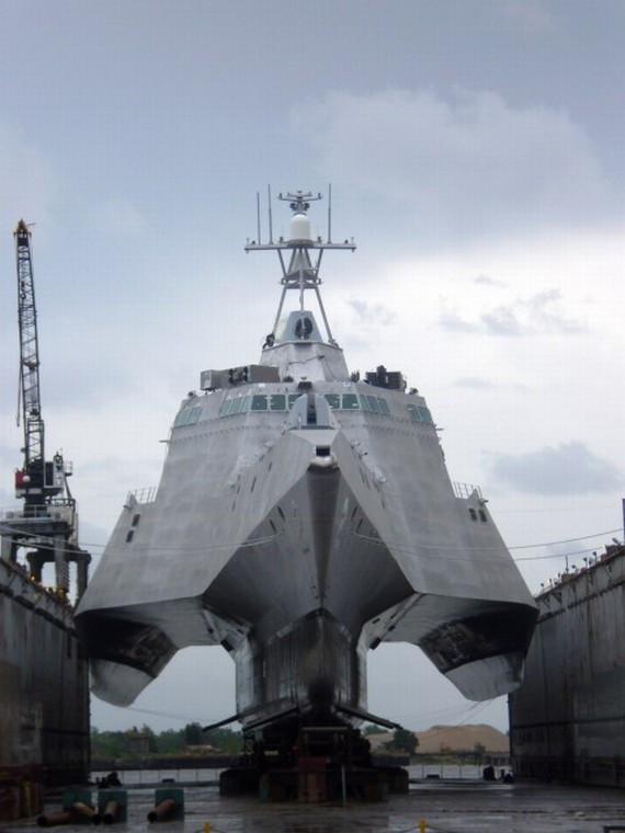 Tàu chiến đấu ven bờ Independence LCS-2 áp dụng thiết kế tam thể. Tàu chiến đấu ven bờ Independence LCS-2 áp dụng thiết kế tam thể.