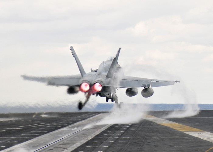 Máy bay chiến đấu cất cánh trên đường băng tàu sân bay USS George Washington. Máy bay chiến đấu cất cánh trên đường băng tàu sân bay USS George Washington.