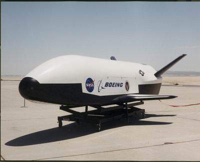 X-37 trên đường băng. X-37 trên đường băng.
