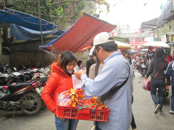 Cả người mua và người bán túi thơm đều không biết rõ thông tin về sản phẩm này. (Trong ảnh: Bạn Thu Thủy (áo khoác) và người bán túi thơm ở chợ Nhà Xanh - Cầu Giấy - Hà Nội) Cả người mua và người bán túi thơm đều không biết rõ thông tin về sản phẩm này. (Trong ảnh: Bạn Thu Thủy (áo khoác) và người bán túi thơm ở chợ Nhà Xanh - Cầu Giấy - Hà Nội)
