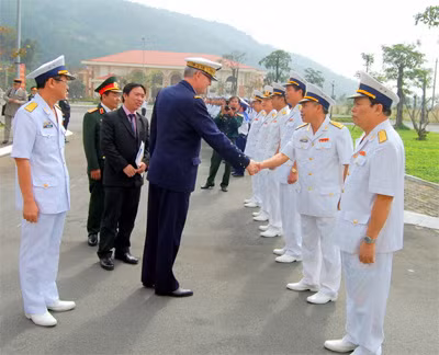 Đô đốc Ê-đu-ác Ghi-ô chào cán bộ chỉ huy Vùng 3 Hải quân