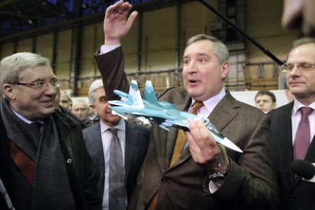 Phó Thủ tướng Nga cùng các quan chức trong ngành công nghiệp quốc phòng nước này đã có chuyến tới thăm nhà máy chế tạo máy bay NAPO và cùng nhau thảo luận về máy bay tiêm kích bom Su-34 tiềm năng, một trong những hậu duệ của máy bay chiến đấu, ném bom Sukhoi Su-24. Ảnh RIA Novosti. Phó Thủ tướng Nga cùng các quan chức trong ngành công nghiệp quốc phòng nước này đã có chuyến tới thăm nhà máy chế tạo máy bay NAPO và cùng nhau thảo luận về máy bay tiêm kích bom Su-34 tiềm năng, một trong những hậu duệ của máy bay chiến đấu, ném bom Sukhoi Su-24. Ảnh RIA Novosti.