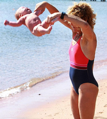 Lena tập yoga cho trẻ sơ sinh như làm xiếc. Lena tập yoga cho trẻ sơ sinh như làm xiếc.