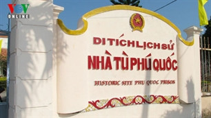 Vốn là một trại giam do thực dân Pháp xây dựng để giam cầm những người Việt, năm 1967, chính quyền Sài Gòn xây dựng lại Nhà lao Cây Dừa hay còn gọi là Trại giam tù binh chiến tranh Phú Quốc, hay Trại giam tù binh cộng sản Phú Quốc trên diện tích khoảng 400ha. Đây là nơi giam giữ “cán binh cộng sản” lớn nhất miền Nam với hơn 32.000 tù binh từng bị giam giữ. Có lúc lên tới 40.000 nếu tính cả tù chính trị nhiều thời kỳ. Vốn là một trại giam do thực dân Pháp xây dựng để giam cầm những người Việt, năm 1967, chính quyền Sài Gòn xây dựng lại Nhà lao Cây Dừa hay còn gọi là Trại giam tù binh chiến tranh Phú Quốc, hay Trại giam tù binh cộng sản Phú Quốc trên diện tích khoảng 400ha. Đây là nơi giam giữ “cán binh cộng sản” lớn nhất miền Nam với hơn 32.000 tù binh từng bị giam giữ. Có lúc lên tới 40.000 nếu tính cả tù chính trị nhiều thời kỳ.