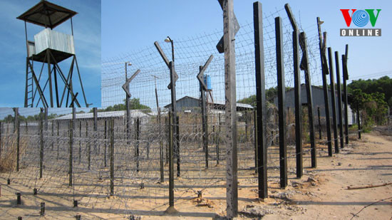 Phía trên mắc dây điện trần và đèn bảo vệ. Bên ngoài có các tháp canh (ảnh nhỏ) Phía trên mắc dây điện trần và đèn bảo vệ. Bên ngoài có các tháp canh (ảnh nhỏ)