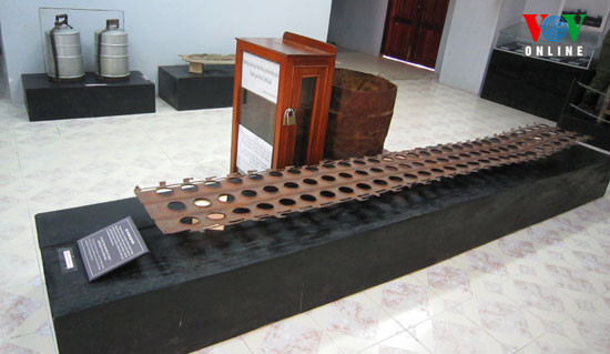 Bắt tù nhân Lộn vỉ sắt: các tấm vỉ sắt loại có lỗ tròn dùng lót đường băng sân bay, phía dưới có nhiều cạnh sắc và đầy mấu rồi bắt tù binh cởi hết áo, quần, chỉ còn chiếc quần đùi. Người tù bị bắt cắm đầu xuống vỉ sắt lộn nhiều lần. Thân thể người tù bị tóe máu, tóc bị bứt, da tróc tả tơi. Bắt tù nhân Lộn vỉ sắt: các tấm vỉ sắt loại có lỗ tròn dùng lót đường băng sân bay, phía dưới có nhiều cạnh sắc và đầy mấu rồi bắt tù binh cởi hết áo, quần, chỉ còn chiếc quần đùi. Người tù bị bắt cắm đầu xuống vỉ sắt lộn nhiều lần. Thân thể người tù bị tóe máu, tóc bị bứt, da tróc tả tơi.