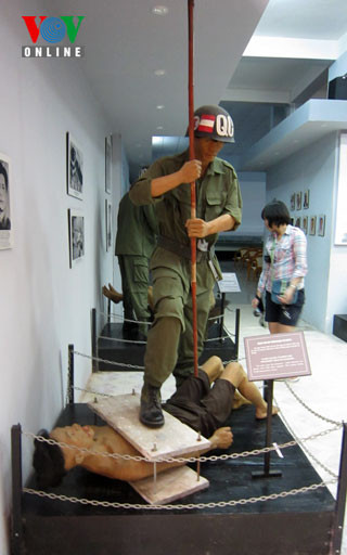 "Dùng ván ép lồng ngực tù nhân": cai ngục dùng 2 tấm ván ép vào ngực và lưng tù nhân. Sau đó xiết bù long ở 2 đầu, làm tù nhân bị vỡ lồng ngực, ép tim và tắt thở. "Dùng ván ép lồng ngực tù nhân": cai ngục dùng 2 tấm ván ép vào ngực và lưng tù nhân. Sau đó xiết bù long ở 2 đầu, làm tù nhân bị vỡ lồng ngực, ép tim và tắt thở.