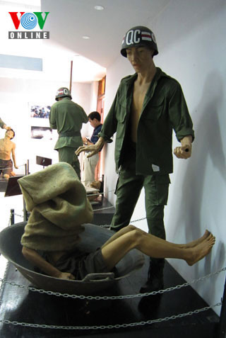 Dìm người tù vào chảo nước sôi: cai ngục bắt người tù ngồi xuống, lấy bao bố trùm lên rồi dìm vào chảo nước sôi. Ba người tù ở phân khu C6 đã bị luộc chết. Dìm người tù vào chảo nước sôi: cai ngục bắt người tù ngồi xuống, lấy bao bố trùm lên rồi dìm vào chảo nước sôi. Ba người tù ở phân khu C6 đã bị luộc chết.