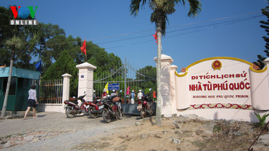 Nhà tù Phú Quốc có tất cả 12 khu được đánh số từ 1 đến 12, do 3 tiểu đoàn quân cảnh (7, 8, 12) canh giữ. Riêng khu 13, 14 được xây dựng thêm vào cuối năm 1972. Mỗi khu trại giam có thể chứa khoảng 3.000 tù nhân. Mỗi khu trại giam được chia làm nhiều phân khu, mỗi phân khu chứa được 950 tù binh, riêng phân khu B2 dành riêng để giam giữ các sĩ quan. Nhà tù Phú Quốc có tất cả 12 khu được đánh số từ 1 đến 12, do 3 tiểu đoàn quân cảnh (7, 8, 12) canh giữ. Riêng khu 13, 14 được xây dựng thêm vào cuối năm 1972. Mỗi khu trại giam có thể chứa khoảng 3.000 tù nhân. Mỗi khu trại giam được chia làm nhiều phân khu, mỗi phân khu chứa được 950 tù binh, riêng phân khu B2 dành riêng để giam giữ các sĩ quan.