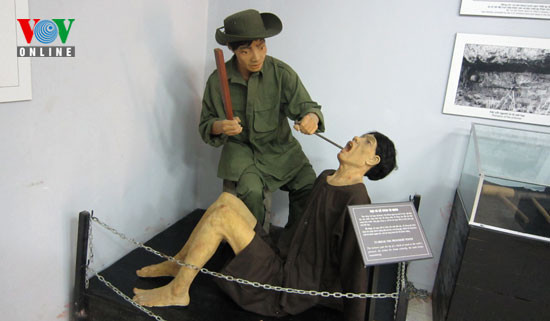 Đục răng tù nhân: cai ngục kê đục vào sát chân răng của người tù, dùng búa đóng làm răng gẫy văng ra. Có khi ngục bắt tù nhân cầm đục cho chúng đục. Đục răng tù nhân: cai ngục kê đục vào sát chân răng của người tù, dùng búa đóng làm răng gẫy văng ra. Có khi ngục bắt tù nhân cầm đục cho chúng đục.