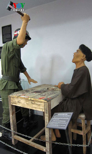 “Đóng đinh vào người tù nhân”: Cai ngục dùng những chiếc đinh 3 đến 10cm đóng vào các ngón tay, mu bàn tay, xương bả vai, đầu gối, kể cả vào đầu của tù binh trong quá trình tra tấn. Qua các đợt khai quật hài cốt những tù binh bị giết hại ở Phú Quốc, đã phát hiện nhiều người bị đóng 5-6 cây đinh vào các điểm yếu trên cơ thể. Có người bị đóng đinh đến chết, sau này khi bốc mộ vẫn còn đinh găm trong hài cốt. “Đóng đinh vào người tù nhân”: Cai ngục dùng những chiếc đinh 3 đến 10cm đóng vào các ngón tay, mu bàn tay, xương bả vai, đầu gối, kể cả vào đầu của tù binh trong quá trình tra tấn. Qua các đợt khai quật hài cốt những tù binh bị giết hại ở Phú Quốc, đã phát hiện nhiều người bị đóng 5-6 cây đinh vào các điểm yếu trên cơ thể. Có người bị đóng đinh đến chết, sau này khi bốc mộ vẫn còn đinh găm trong hài cốt.