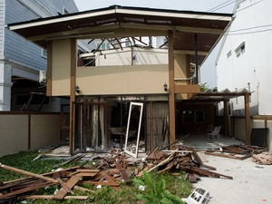 Hiện trường vụ nổ bom tại căn nhà của một trong các nghi can. (Nguồn: Getty Images)