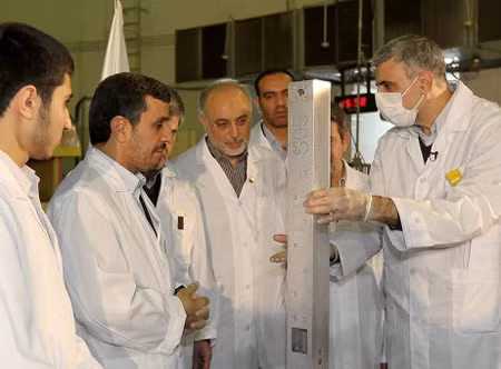 Tổng thống Ahmadinejad tại lò phản ứng nghiên cứu ở phía tây bắc Tehran hôm 15/2.