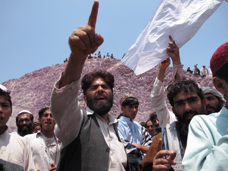Người dân Ápganixtan biểu tình phản đối các vụ không kích của NATO hồi tháng 7/2011. Ảnh: AFP-TTXVN