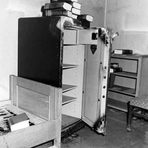 Két sắt trống rỗng bên trong boongke của Hitler.