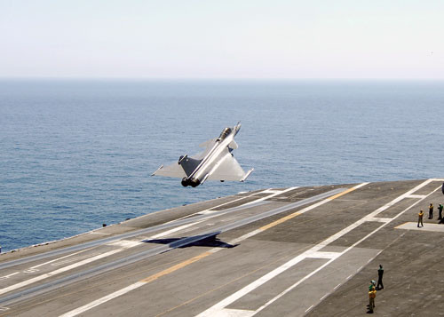 Chiến đấu cơ Rafale sẽ sớm được bổ sung cho quân đội Ấn Độ - Ảnh: US Navy