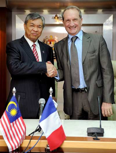 Bộ trưởng Quốc phòng Ma-lai-xi-a Ahmad Zahid Hamidi và Bộ trưởng Quốc phòng Pháp Gerard Longuet