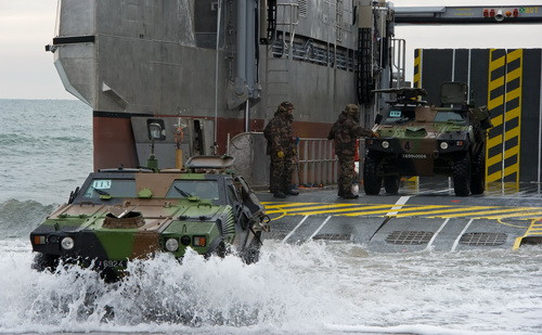 Binh sĩ Pháp đổ bộ cùng các phương tiện trong cuộc tập trận - Ảnh: AFP