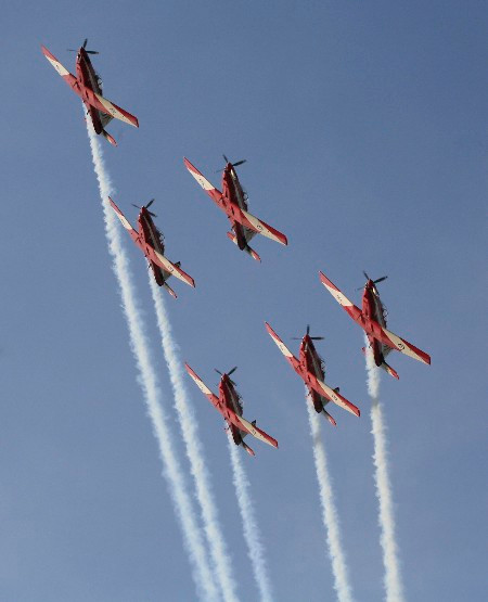 Những chiếc PC-9 Roulettes xả khói đẹp mắt và vút lên bầu trời.