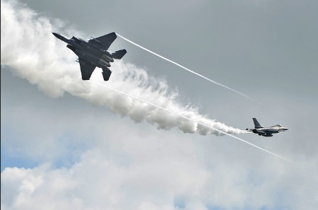 Và sau đó thực hiện màn xả khói "xé toang" bầu trời.