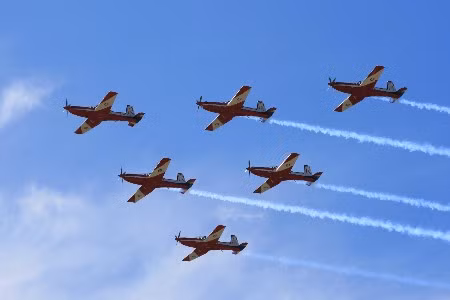 Mở đầu triển lãm là màn trình diễn của phi đội nhào lộn với 6 máy bay PC-9 Roulettes của Không quân Australia.