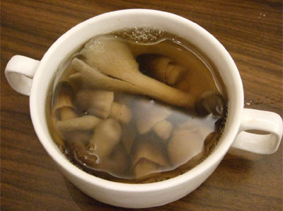 9.Nấm vị cua: còn có tên gọi là nấm Ngọc Tẩm. Đây là loại nấm có vị cua độc đáo. Nấm chứa chất lysine, arginine, dextran, có tác dụng phát triển trí óc (nhất là đối với thanh thiếu niên), kháng dịch, chống xơ gan, nâng cao thể lực để phòng bệnh.