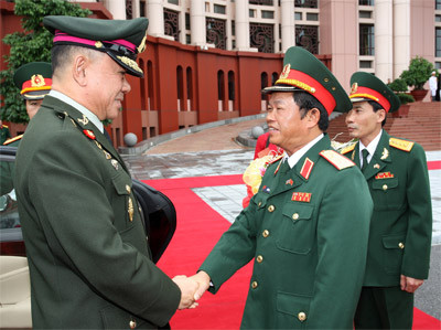 Trung tướng Đỗ Bá Tỵ (nay là Thượng tướng), Tổng tham mưu trưởng, Thứ trưởng Bộ Quốc phòng đón Đại tướng Xổng-kịt-tị Chắc-ka-bát, Tư lệnh Lực lượng Quốc phòng Thái Lan sang thăm hữu nghị chính thức Việt Nam tháng 8/2011 Trung tướng Đỗ Bá Tỵ (nay là Thượng tướng), Tổng tham mưu trưởng, Thứ trưởng Bộ Quốc phòng đón Đại tướng Xổng-kịt-tị Chắc-ka-bát, Tư lệnh Lực lượng Quốc phòng Thái Lan sang thăm hữu nghị chính thức Việt Nam tháng 8/2011