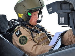 Hoàng tử Anh Harry trên chiếc Apache (Nguồn: Telegraph)