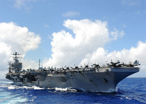Tàu sân bay USS Abraham Lincoln là chiến hạm lớn tiếp theo được Mỹ điều động tới Trung Đông. Hàng không mẫu hạm lớp Nimitz này mới đây vượt qua eo biển Hormuz và tiến sát một số tàu hải quân Iran trong vùng vịnh Ba Tư. USS Abraham Lincoln hiện hoạt động gần bờ biển Saudi Arabia, với sự hộ tống của các tàu khu trục và tuần dương hạm. Ảnh: Navy.mil