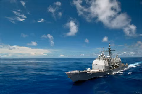 Tuần dương hạm USS Bunker Hill đang hộ tống tàu sân bay USS Carl Vinson tại vùng biển Arab. Tàu tuần dương có tên lửa dẫn đường lớp Ticonderonga đã có gần 30 năm hoạt động trong biên chế của hải quân Mỹ và từng tham gia các nhiệm vụ trên khắp những vùng biển quốc tế. Ảnh: Navy Week