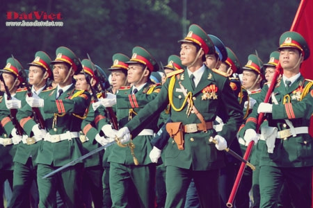 Các học viên trường Sĩ quan Lục quân 1 mặc lễ phục trong buổi hợp luyện hồi tháng 9-10/2010. Trang phục của những người lính bộ đội Cụ Hồ luôn được nhân dân quan tâm, theo dõi. Các học viên trường Sĩ quan Lục quân 1 mặc lễ phục trong buổi hợp luyện hồi tháng 9-10/2010. Trang phục của những người lính bộ đội Cụ Hồ luôn được nhân dân quan tâm, theo dõi.