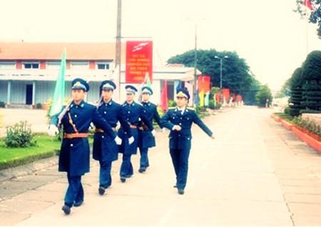 Chiến sĩ cảnh vệ ở Quân chủng Phòng không - Không quân với trang phục mới. Ảnh: Infonet Chiến sĩ cảnh vệ ở Quân chủng Phòng không - Không quân với trang phục mới. Ảnh: Infonet