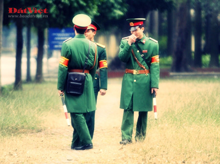 Quân phục chống rét mới nhìn từ phía sau. Quân phục chống rét mới nhìn từ phía sau.