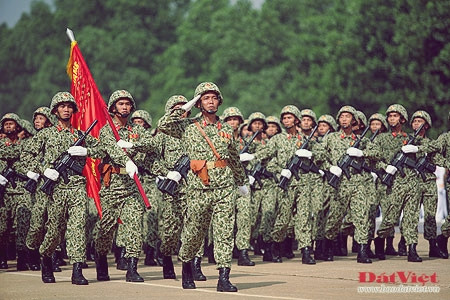 Những năm gần đây, trang phục của bộ đội được chú trọng cải tiến, thay đổi nhiều hơn. Trong đó, chức năng công thái học được chú ý không kém yếu tố thẩm mĩ, thời trang. Trong ảnh, bộ đội đặc công mặc quân phục mới, được đánh giá là thoáng mát hơn, khi luyện tập diễu binh chuẩn bị cho Đại lễ 1.000 năm Thăng Long - Hà Nội. Những năm gần đây, trang phục của bộ đội được chú trọng cải tiến, thay đổi nhiều hơn. Trong đó, chức năng công thái học được chú ý không kém yếu tố thẩm mĩ, thời trang. Trong ảnh, bộ đội đặc công mặc quân phục mới, được đánh giá là thoáng mát hơn, khi luyện tập diễu binh chuẩn bị cho Đại lễ 1.000 năm Thăng Long - Hà Nội.