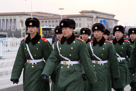 Binh sĩ Trung Quốc mặc quân phục đông khi làm nhiệm vụ. Binh sĩ Trung Quốc mặc quân phục đông khi làm nhiệm vụ.