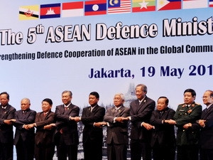 Các quan chức tham dự Hội nghị Bộ trưởng Quốc phòng các Quốc gia Hiệp hội Đông nam Á (ASEAN) lần thứ 5. (Nguồn: AFP/TTXVN)