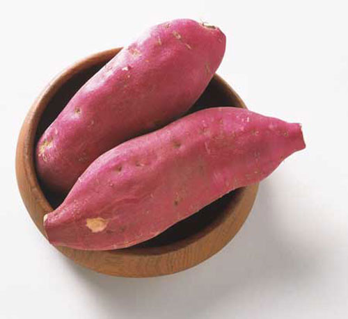 4. Khoai lang: Khoai lang là loại thực phẩm giàu các chất mangan, canxi, vitaminA, B, choline... Củ khoai đã phơi khô có chứa những chất rất quý với cơ thể là vitamin chống nhiễm mỡ. Nếu thiếu vitamin này có thể dẫn đến hỗn loạn chuyển hoá gan, nhiễm mỡ gan, xơ gan. Lá rau lang là loại rau dân giã vừa ngon, vừa mát, bổ. Để phòng chống béo phì, có thể ăn củ và rau lang luộc. Nhưng không nên ăn quá thường xuyên vì nó chứa nhiều canxi, có thể gây sỏi thận. 4. Khoai lang: Khoai lang là loại thực phẩm giàu các chất mangan, canxi, vitaminA, B, choline... Củ khoai đã phơi khô có chứa những chất rất quý với cơ thể là vitamin chống nhiễm mỡ. Nếu thiếu vitamin này có thể dẫn đến hỗn loạn chuyển hoá gan, nhiễm mỡ gan, xơ gan. Lá rau lang là loại rau dân giã vừa ngon, vừa mát, bổ. Để phòng chống béo phì, có thể ăn củ và rau lang luộc. Nhưng không nên ăn quá thường xuyên vì nó chứa nhiều canxi, có thể gây sỏi thận.