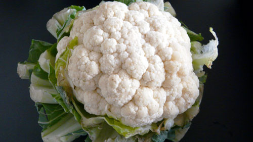 2. Súp lơ trắng: Súp lơ, hay su lơ, bắp su lơ, hoa lơ, cải hoa, cải bông trắng, là một loại cải ăn được, thuộc loài Brassica oleracea, họ Cải, mọc quanh năm, gieo giống bằng hạt. Phần sử dụng làm thực phẩm của súp lơ là toàn bộ phần hoa chưa nở, phần này rất mềm, xốp nên không chịu được mưa nắng. Súp lơ giúp phòng và trị một số bệnh như: Ăn súp lơ có thể ngừa ung thư dạ dày, ung thư tuyến tiền liệt; Giúp xương phát triển tốt hơn; Súp lơ giàu các vitamin giúp tăng cường khả năng chống lại tổn thương da; Giúp ngăn ngừa bệnh tim. 2. Súp lơ trắng: Súp lơ, hay su lơ, bắp su lơ, hoa lơ, cải hoa, cải bông trắng, là một loại cải ăn được, thuộc loài Brassica oleracea, họ Cải, mọc quanh năm, gieo giống bằng hạt. Phần sử dụng làm thực phẩm của súp lơ là toàn bộ phần hoa chưa nở, phần này rất mềm, xốp nên không chịu được mưa nắng. Súp lơ giúp phòng và trị một số bệnh như: Ăn súp lơ có thể ngừa ung thư dạ dày, ung thư tuyến tiền liệt; Giúp xương phát triển tốt hơn; Súp lơ giàu các vitamin giúp tăng cường khả năng chống lại tổn thương da; Giúp ngăn ngừa bệnh tim.