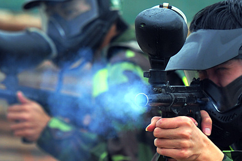 Khói bay trước đầu súng như thật khi hai bên tả xung hữu đột.